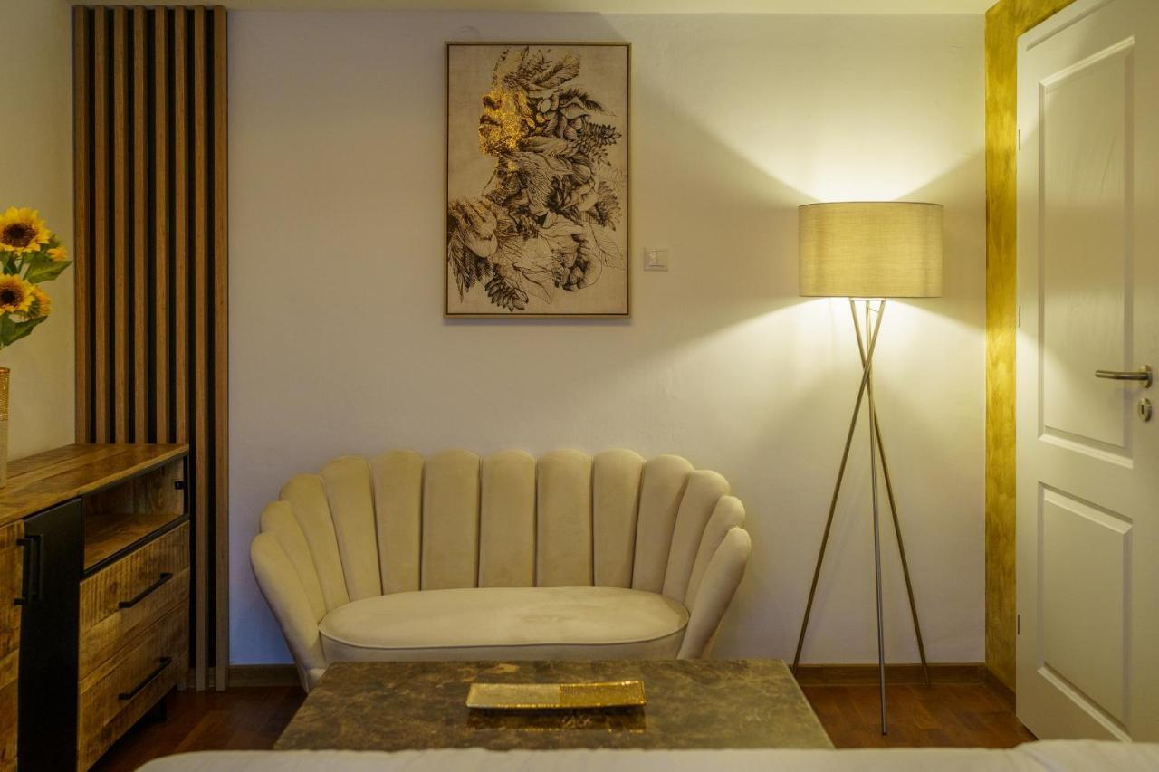 Main Square 5 Star Luxury With View Apartment